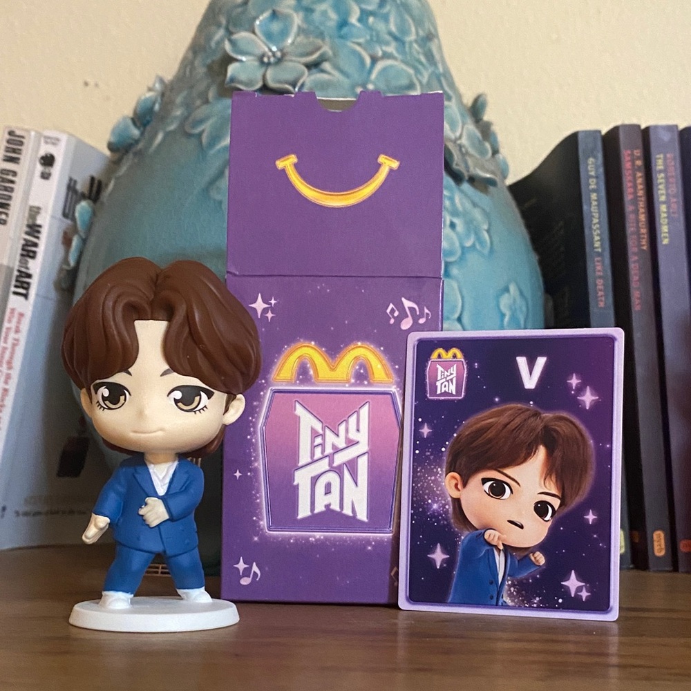 NWT TinyTAN BTS V Throwback Edition Collectible Figurine